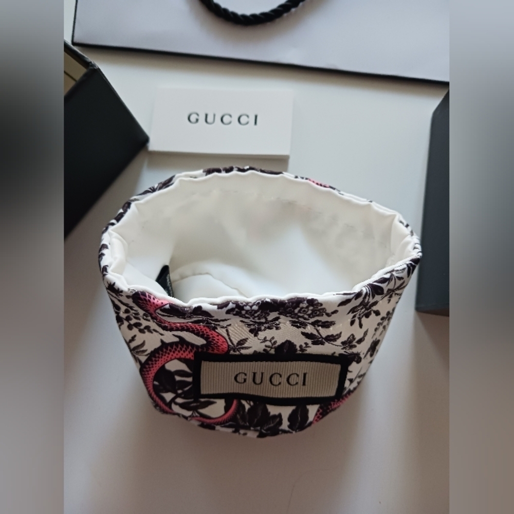 Gucci small jewelry gift box with jewelry pouch and Chanel gift bag - Picture 2 of 7